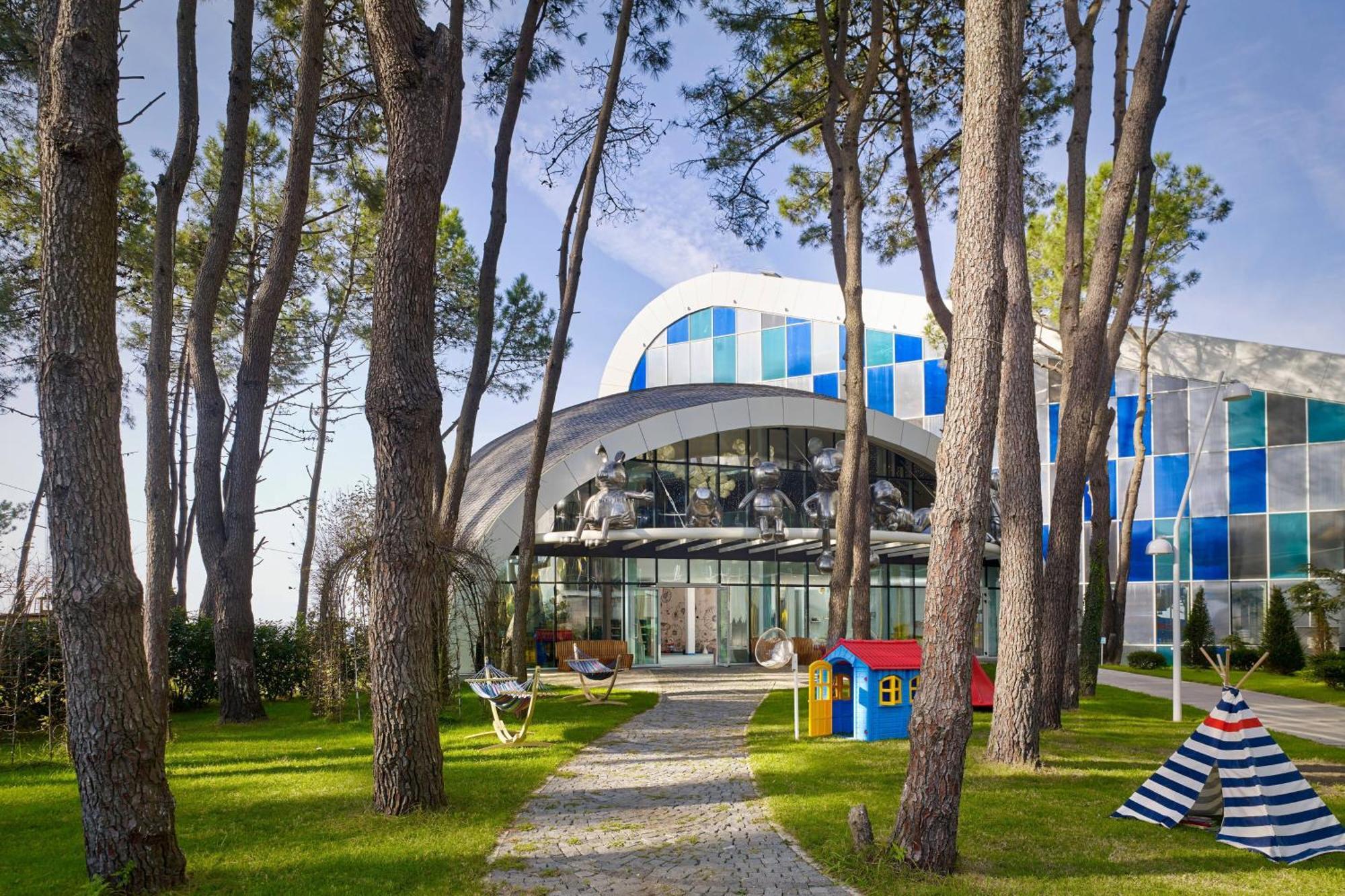 Paragraph Resort & Spa Shekvetili, Autograph Collection Bagian luar foto The resort's main building