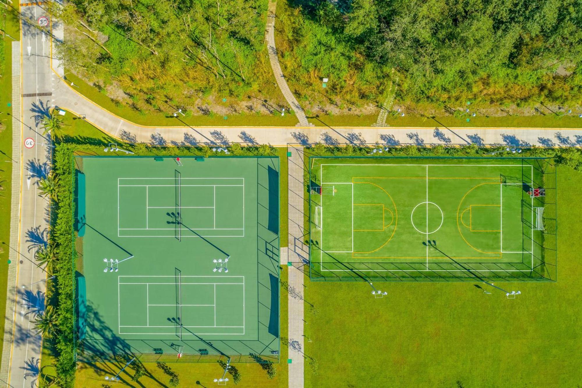 Paragraph Resort & Spa Shekvetili, Autograph Collection Bagian luar foto Tennis and football fields